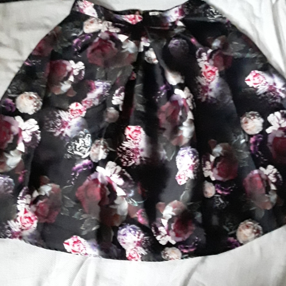 Skirt with Floral accents